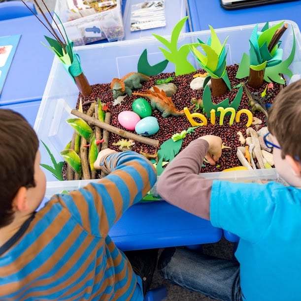 Sensorická hra s dinosaury a fazolemi